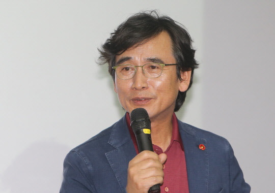 사람사는 세상 노무현재단 유시민 이사장이 12일 제주웰컴센터에서 열린 '노무현시민학교'에서 '한반도와 동북아 평화 주제'로 강의하고 있다.  <연합뉴스>